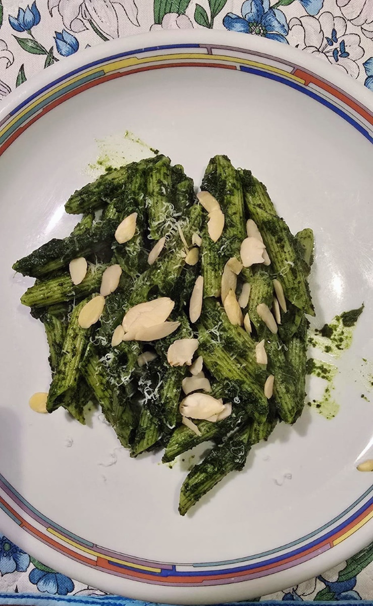 Pasta integrale con crema di cavolo nero, grana e mandorle!